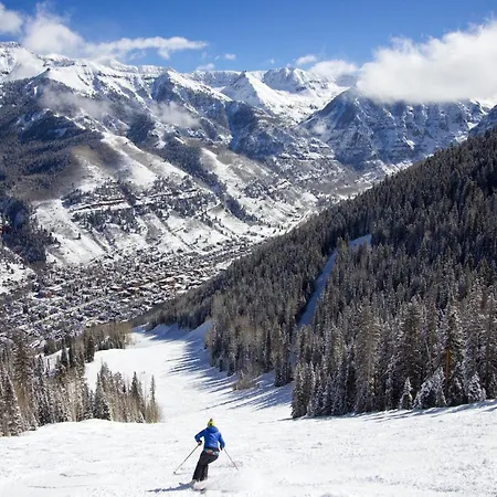 Ski Trip Value! Walk Everywhere, Hot Tub, Top Floor Condo